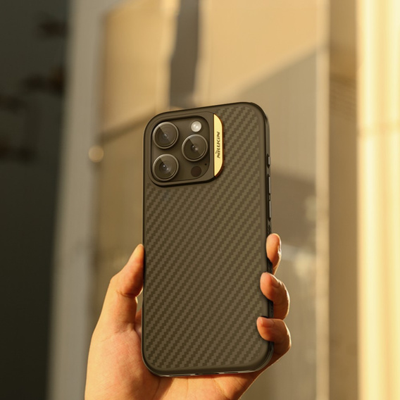 Pouzdro pro iPhone 16 Pro, pancéřované Nillkin, Carbon Fiber, pro Magsafe, zlaté